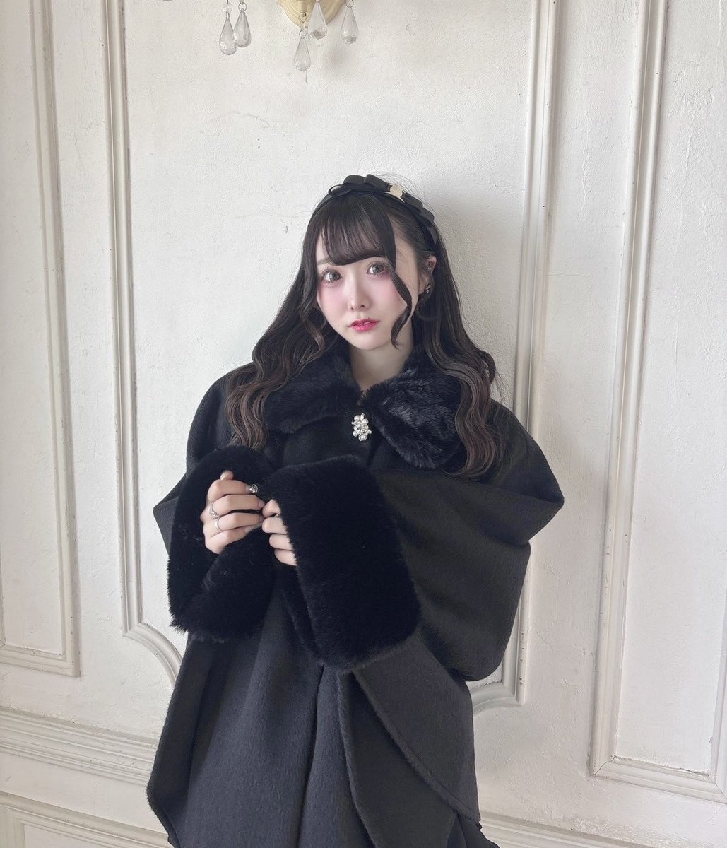 ﾟ・*:.❆────*:❆:*────❆:*・ﾟ 🩵evelyn coat collection