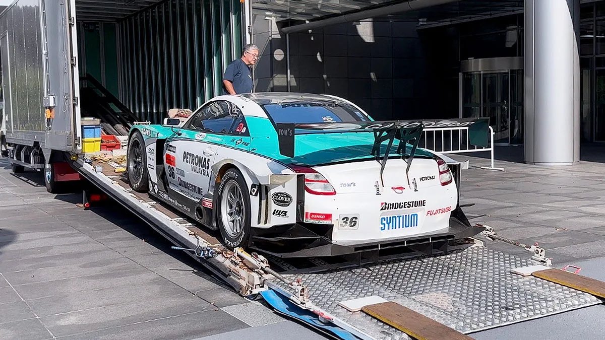 四国からの長旅を終えた PETRONAS TOM'S SC430 #36 が、お台場に到着