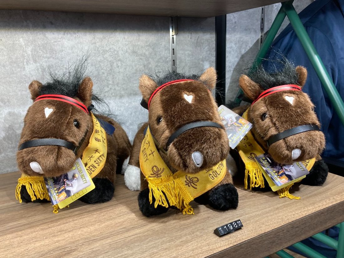 🇭🇰シャティン競馬場内のショップにはゴールデンシックスティの