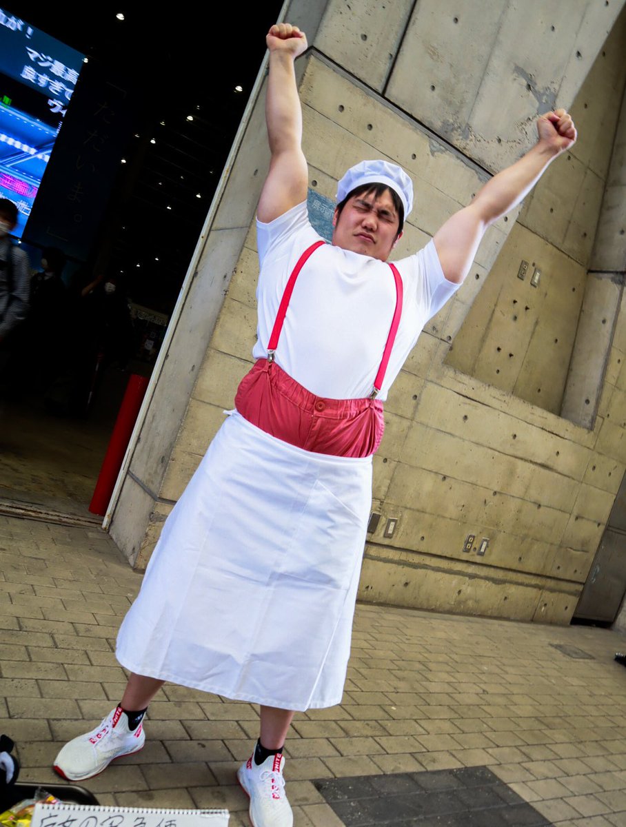 今日は魔女の宅急便が放送されるのでパン屋のおじさんのコスプレ画像です