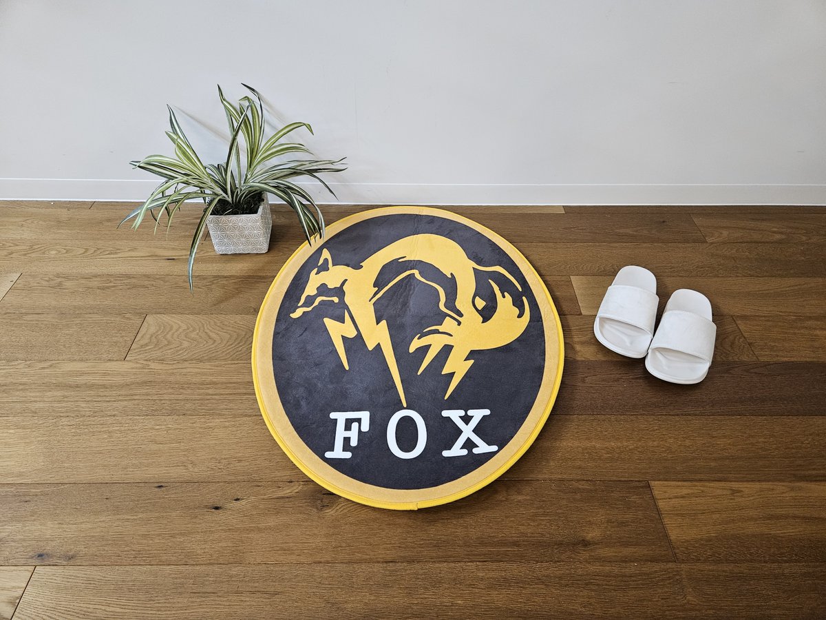 FOX、FOX HOUNDの部隊章フロアマットも全国各地のゲームセンターで10月