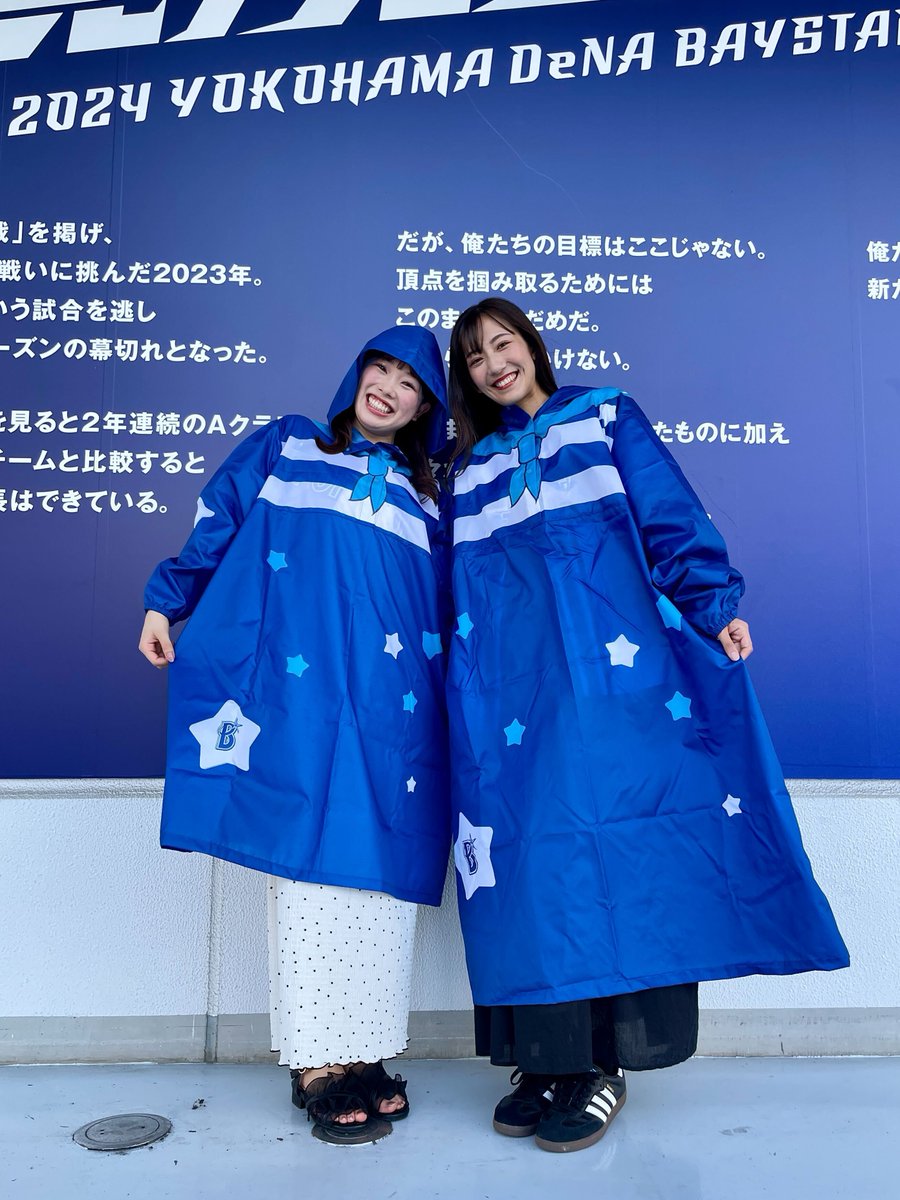 雨の日にマスコットが着用しているセーラーレインコートが販売開始