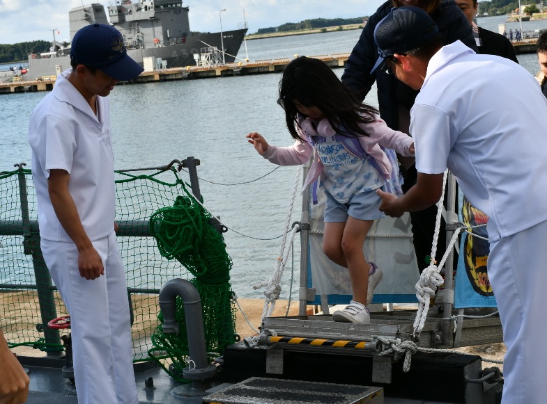 護衛艦「おおよど」は、体験航海を実施しました。1日司令「ミスおしま