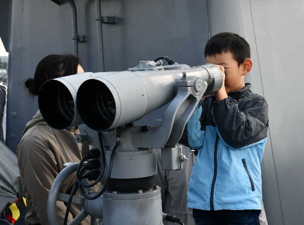 護衛艦「おおよど」は、体験航海を実施しました。1日司令「ミスおしま