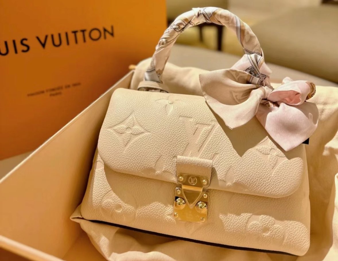 10月18日発売マドレーヌナノのほうが絶対可愛いと思う。日本円で30万台