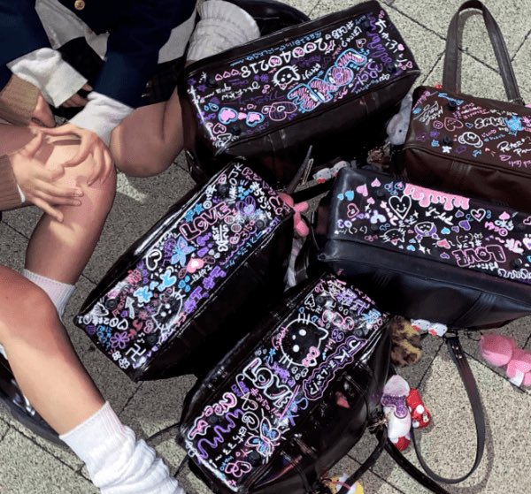 現役高校生の間でスクールバッグにポスカで落書きするの流行ってる