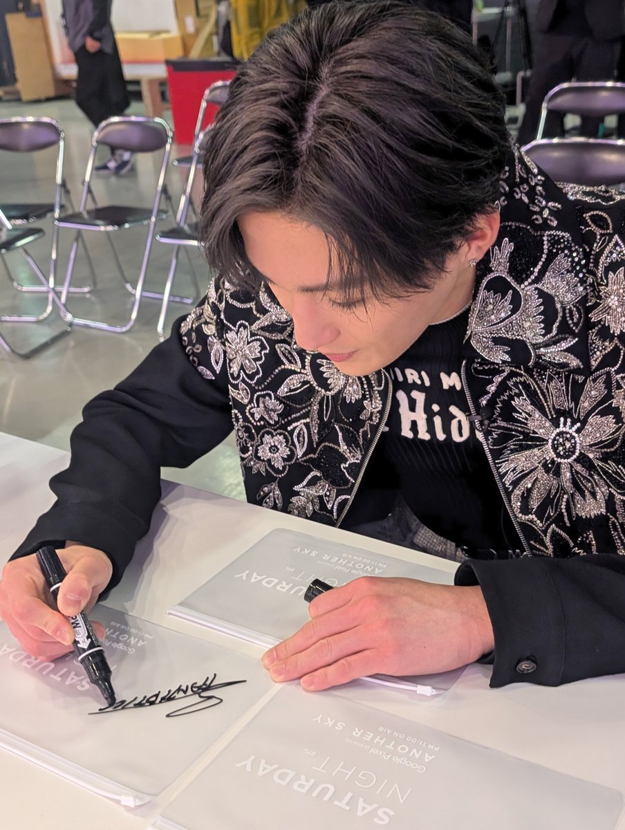 プレゼント予告📢✨ ＼ #八木勇征 さんのサイン入り✍️ 「サタデー