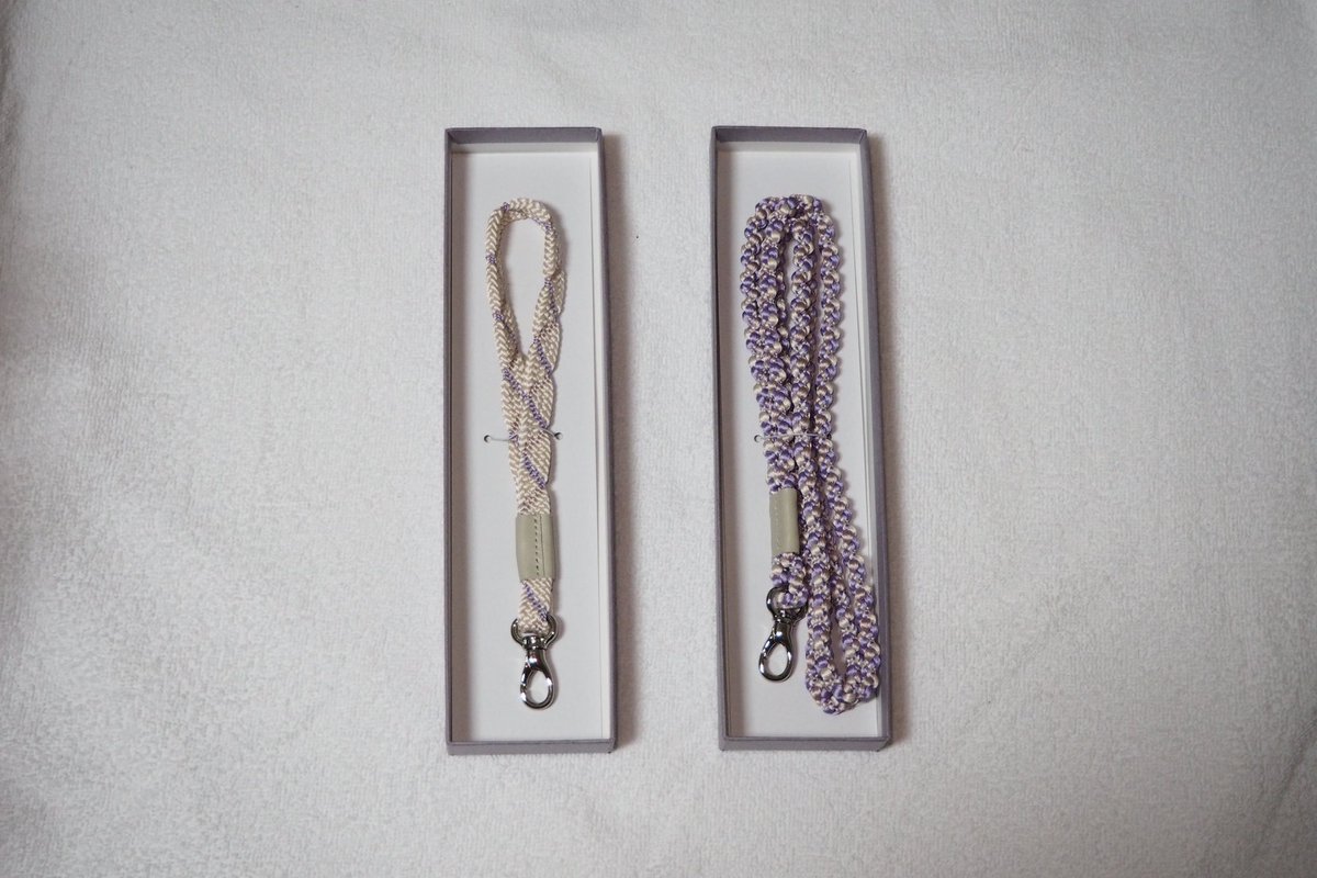 かしゆか商店 で購入の伊賀組紐ストラップたち。短い白地のほうを購入