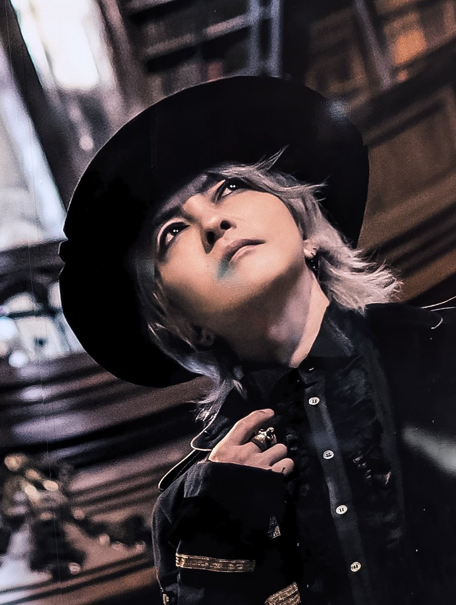 万博オーストリアパビリオンのHYDEさんの巨大ポスターとスワロフスキー