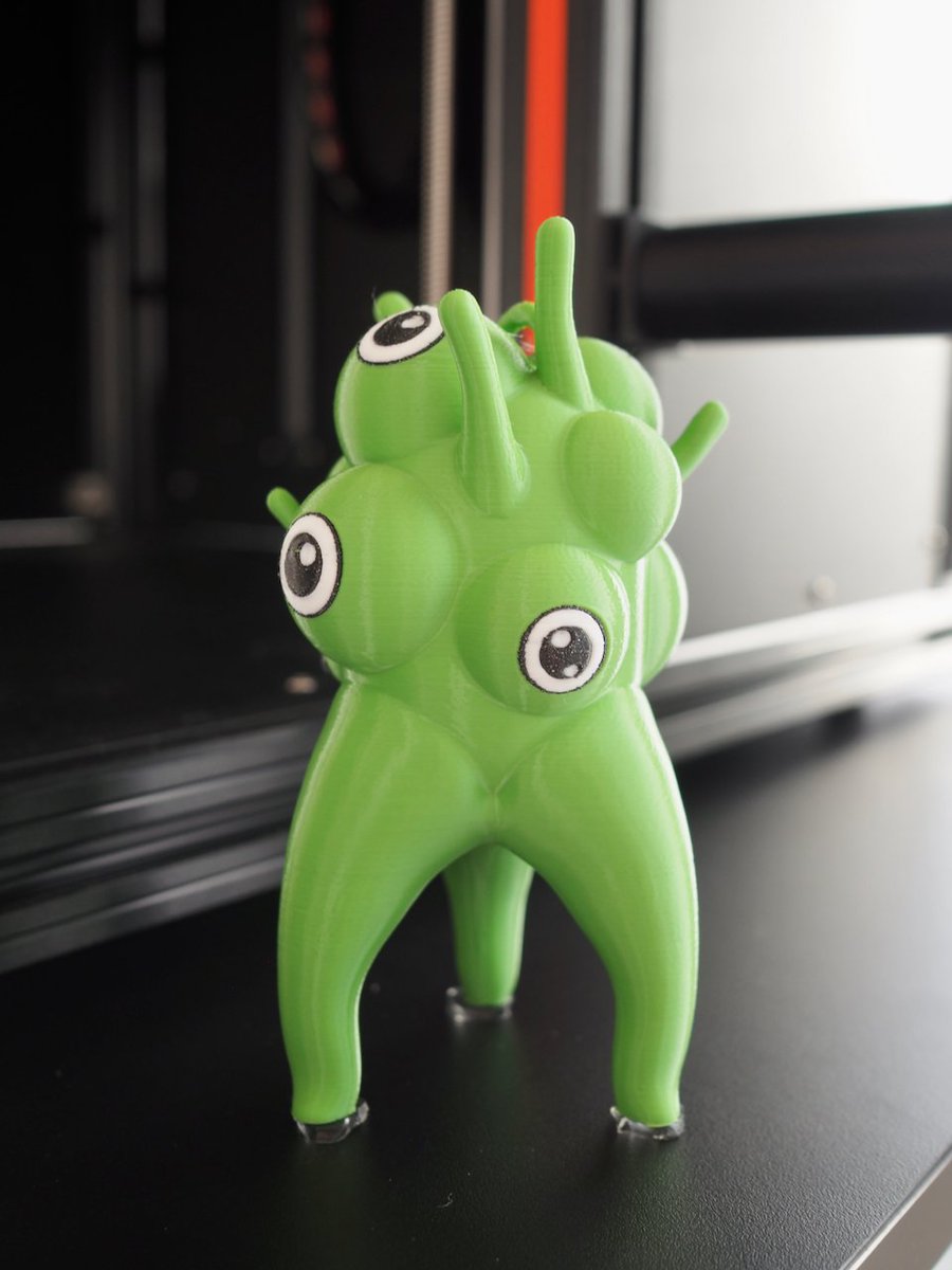 チェコ館のパビリオン内では、3Dプリンタでレネさんが増殖中（完成