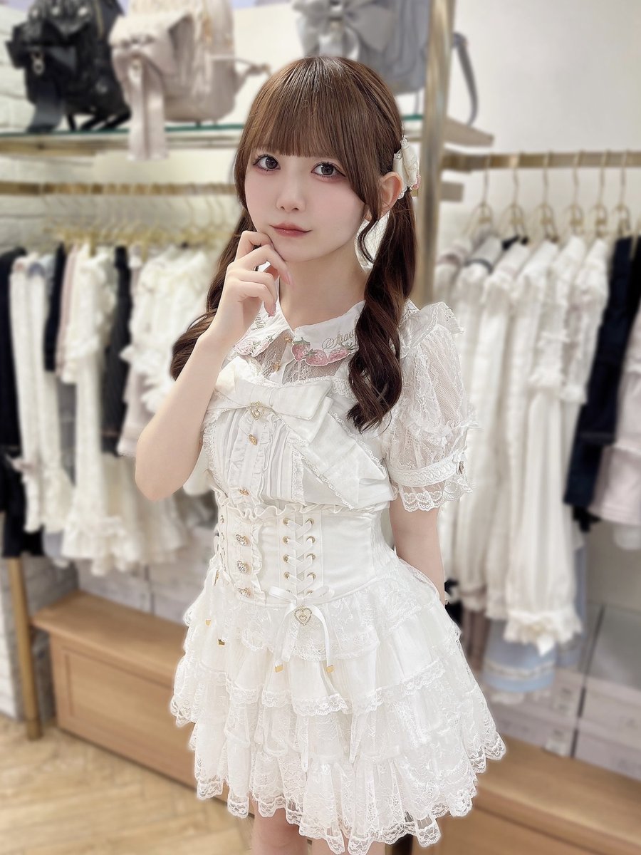 ❤︎ 𝐋𝐈𝐙 𝐋𝐈𝐒𝐀 近鉄Pass'e店 ❤︎ #ストロベリー刺繍ブラウス