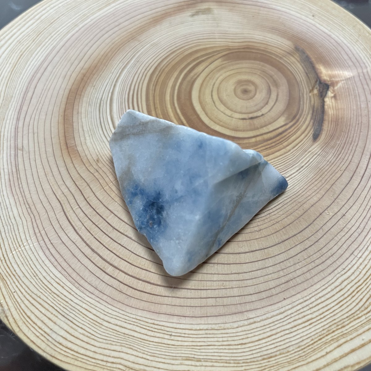 インクブルーの入ったコン沢翡翠💙 削るのが勿体無くて