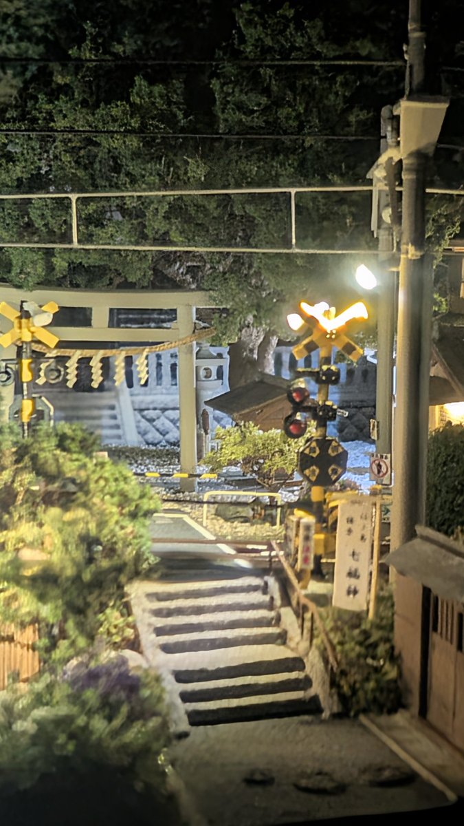 照明点灯 昨年発売されたTOMIX製の踏切が思ったより高さがあって、踏切