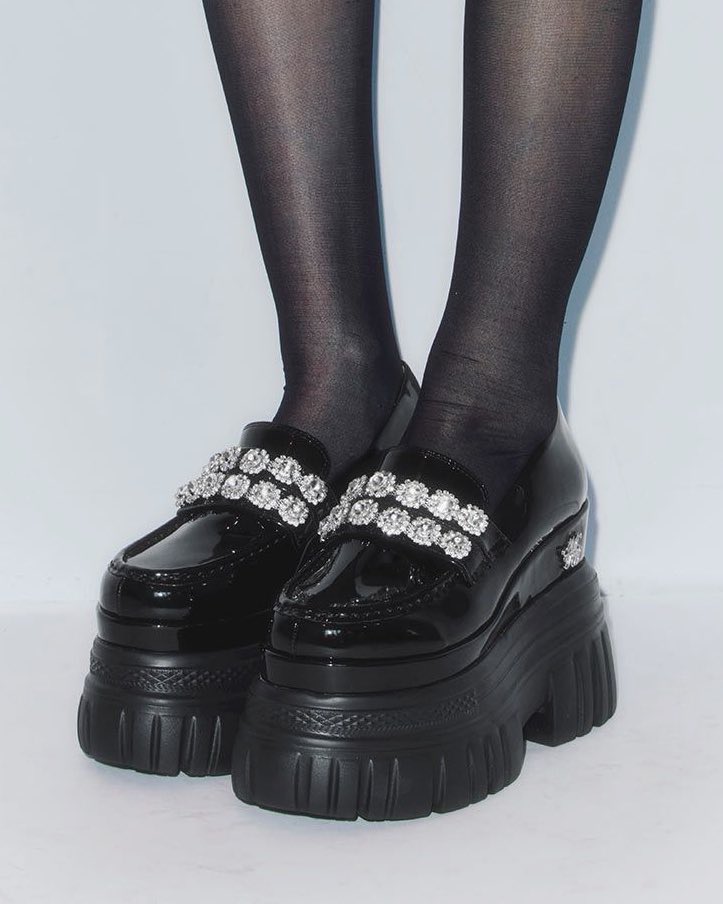 エナメル素材がかわいい厚底ローファー 2型、新登場します。 ◀︎11.3