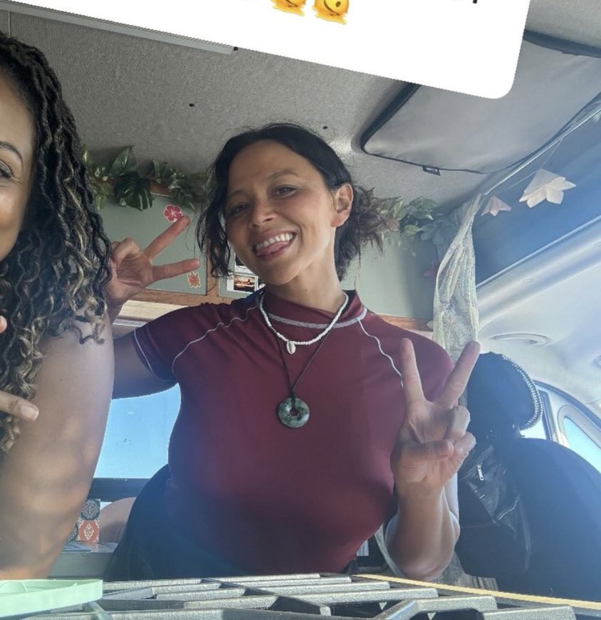 mel and her “✌️” against the world