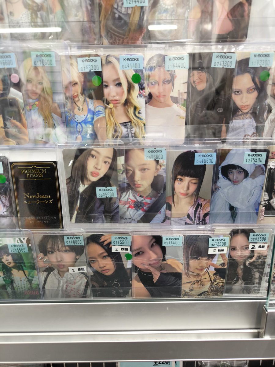 NewJeans #NJZ🐰 【コーナー紹介】 店頭入って目の前のショーケース内