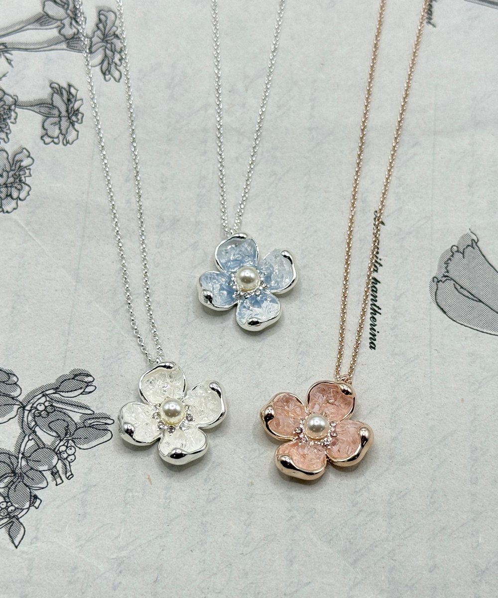 New arrival✨】 繊細なクリスタルで表現したフラワーモチーフが胸元に