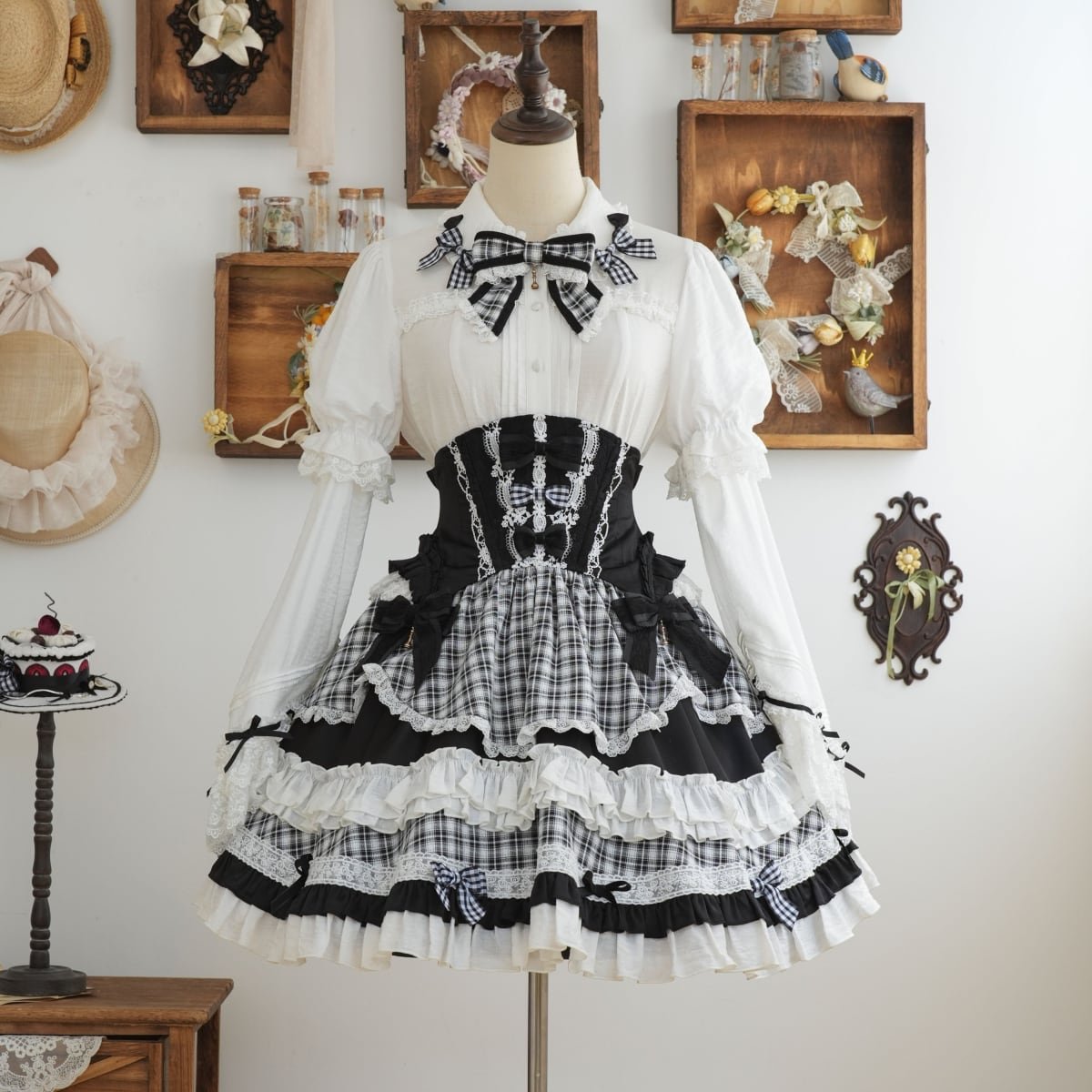 🌟再入荷情報🌟 ホイップクリームホールケーキ コルセット風ボリューム