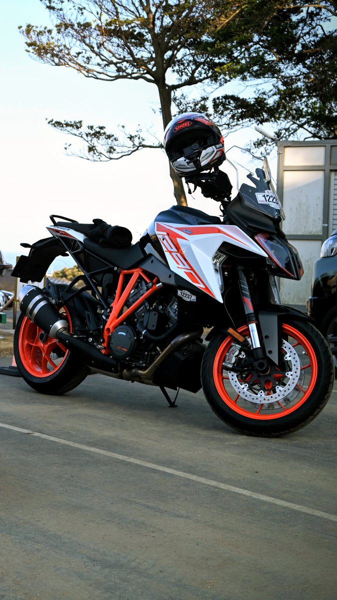 擬人化したらレーシングスーツ姿のお姉さんに… #KTM #擬人化 #GrokAi