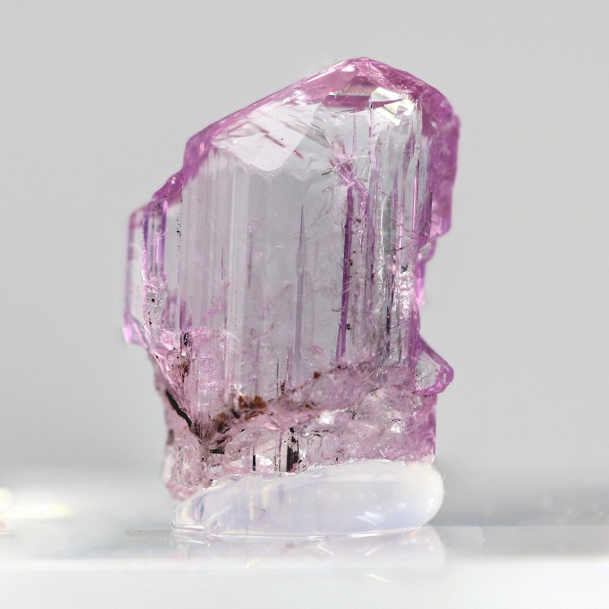 タンザニア産ピンクゾイサイトです。 ピンクが濃く、結晶の形が