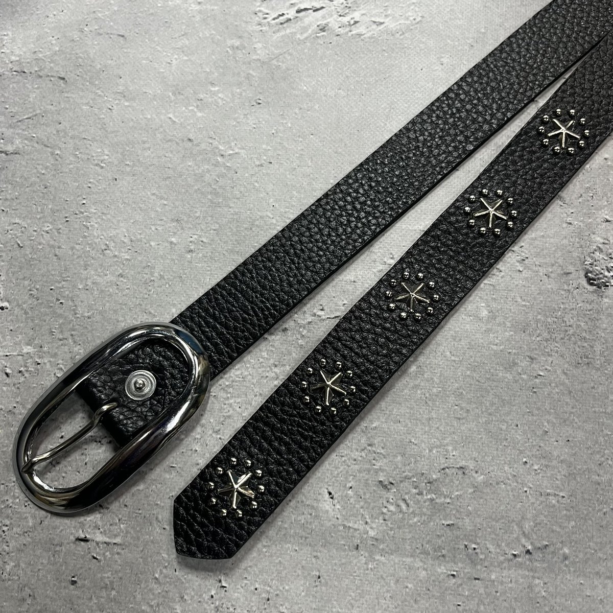 新作の本革で仕立てたコニカルスタッズを使用した24ミリ幅ナローベルト