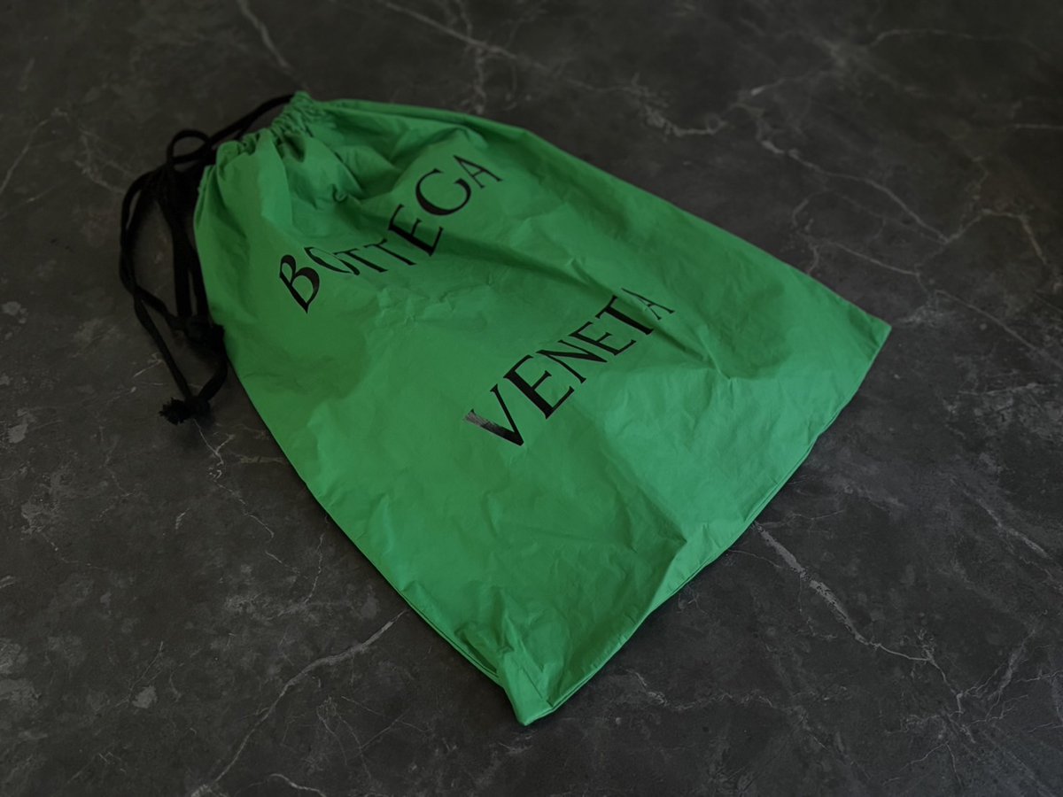 ボッテガヴェネタ、ブランドを象徴するグリーンカラーのポーチが入り
