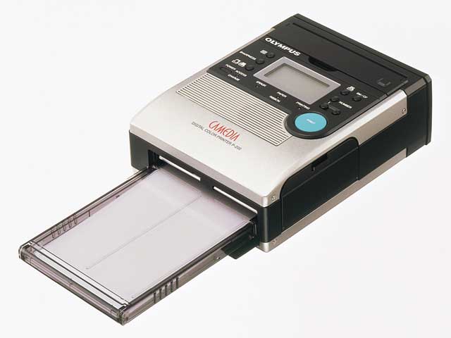 オリンパス、400万画素デジタル一眼レフカメラ「CAMEDIA E-10」