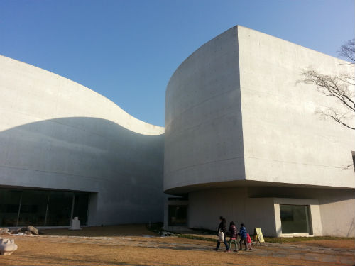 アルヴァロ・シザの建築が美しいミメシス・アートミュージアム : 韓国