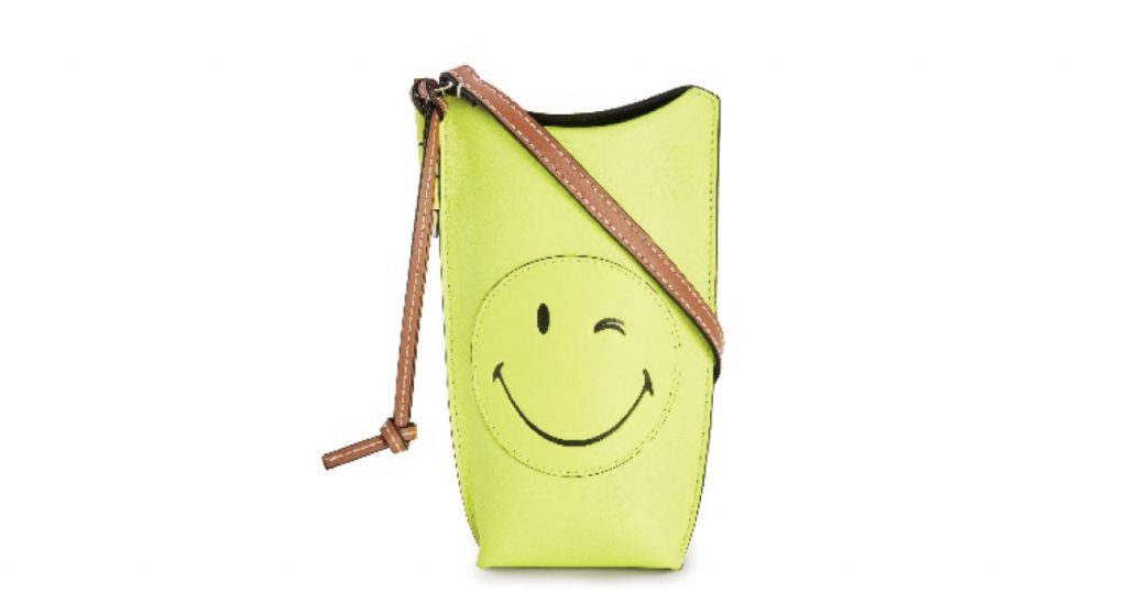 ロエベ」の話題のコラボより ポジティブな限定スマイリーワールドが登場