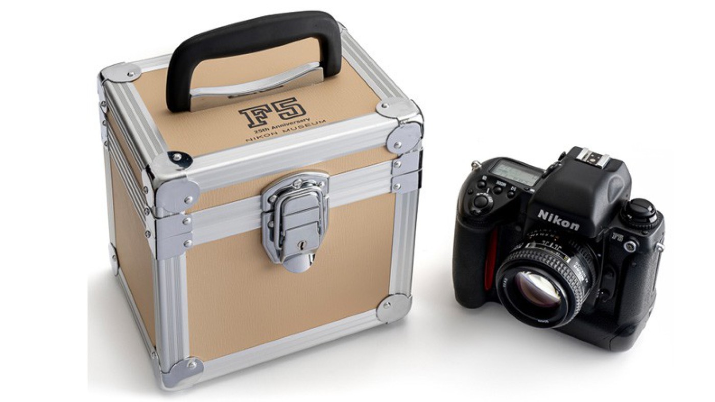 ニコン「ニコンF5誕生25周年記念ハードケース」を発売：Photo