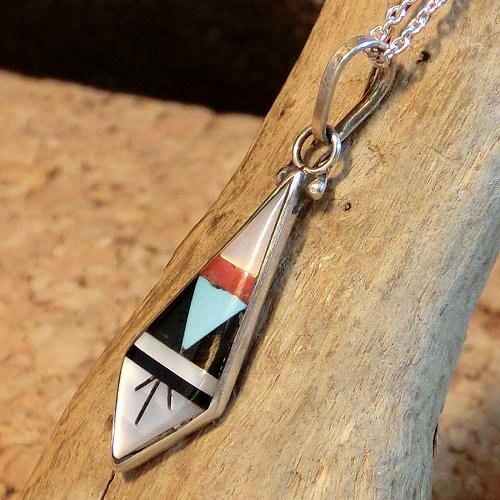 ズニ族：ロゼンジ型 マルチインレイ ペンダント - PINE☆FIELD（パイン