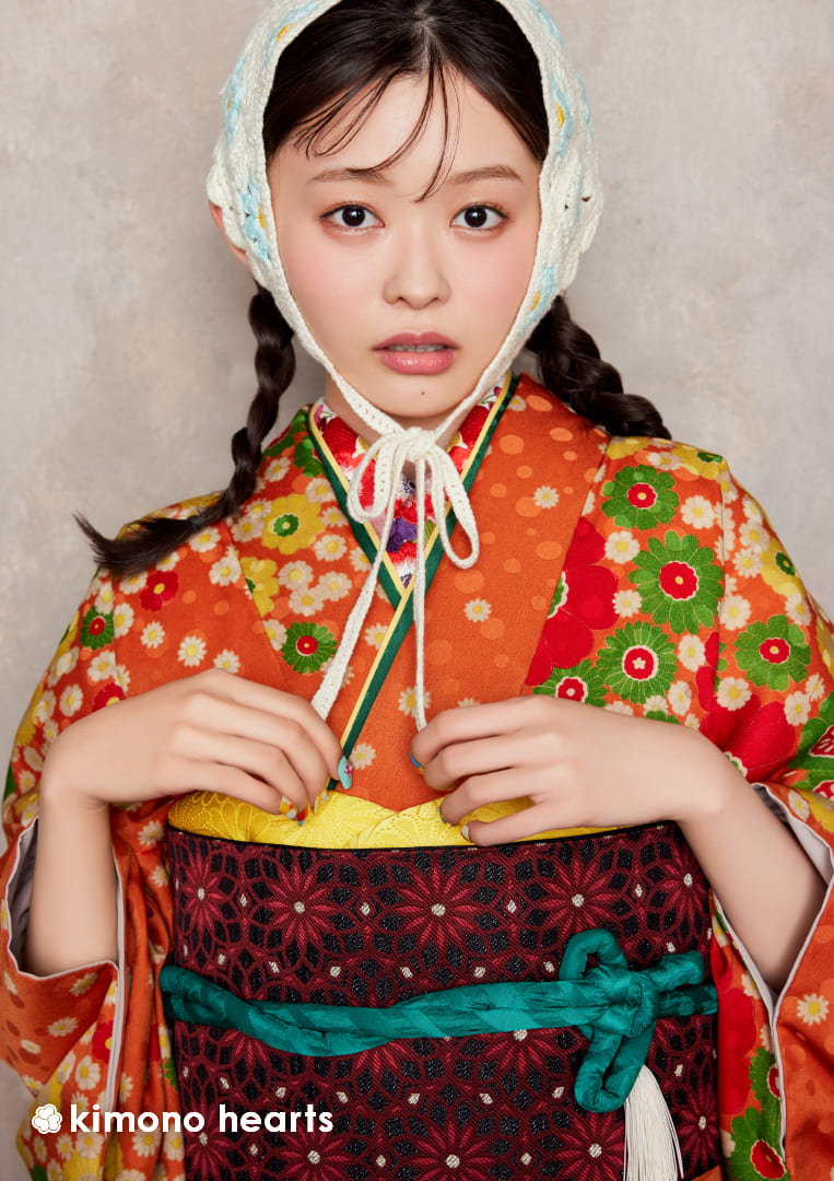 昭和レトロなテイストがポップなオレンジの花柄振袖で成人式 | kimono