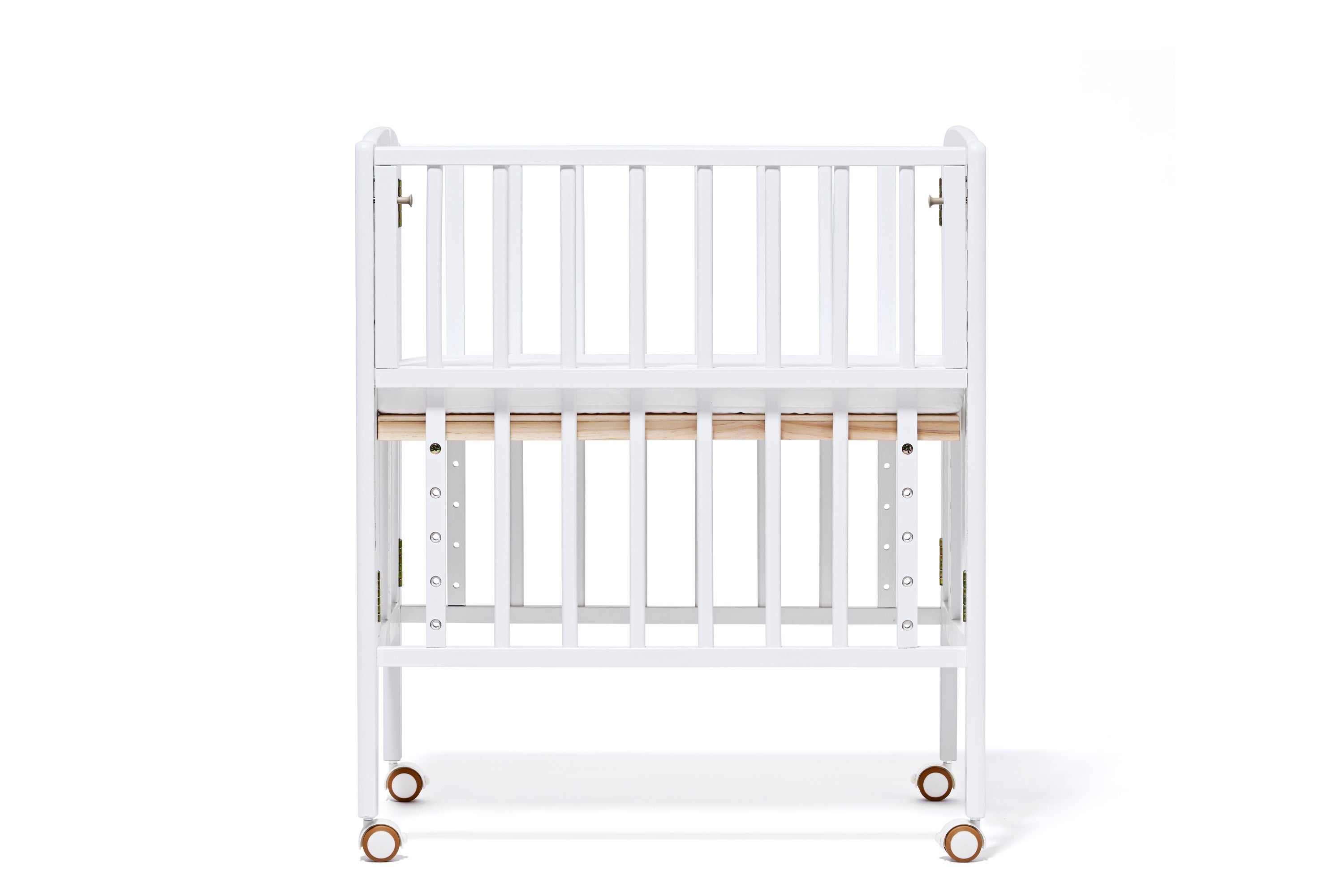 家の中を寝かせたままの赤ちゃんと一緒に移動ができるリトルサイズの