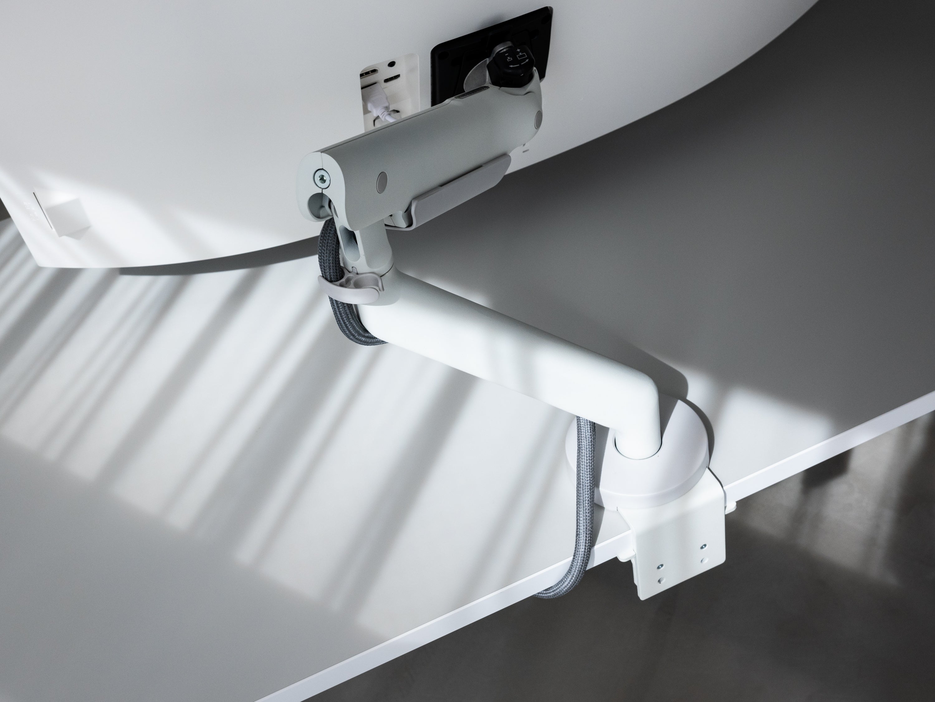 PREDUCTSよりハーマンミラーのモニターアーム『Flo X Monitor Arm』を