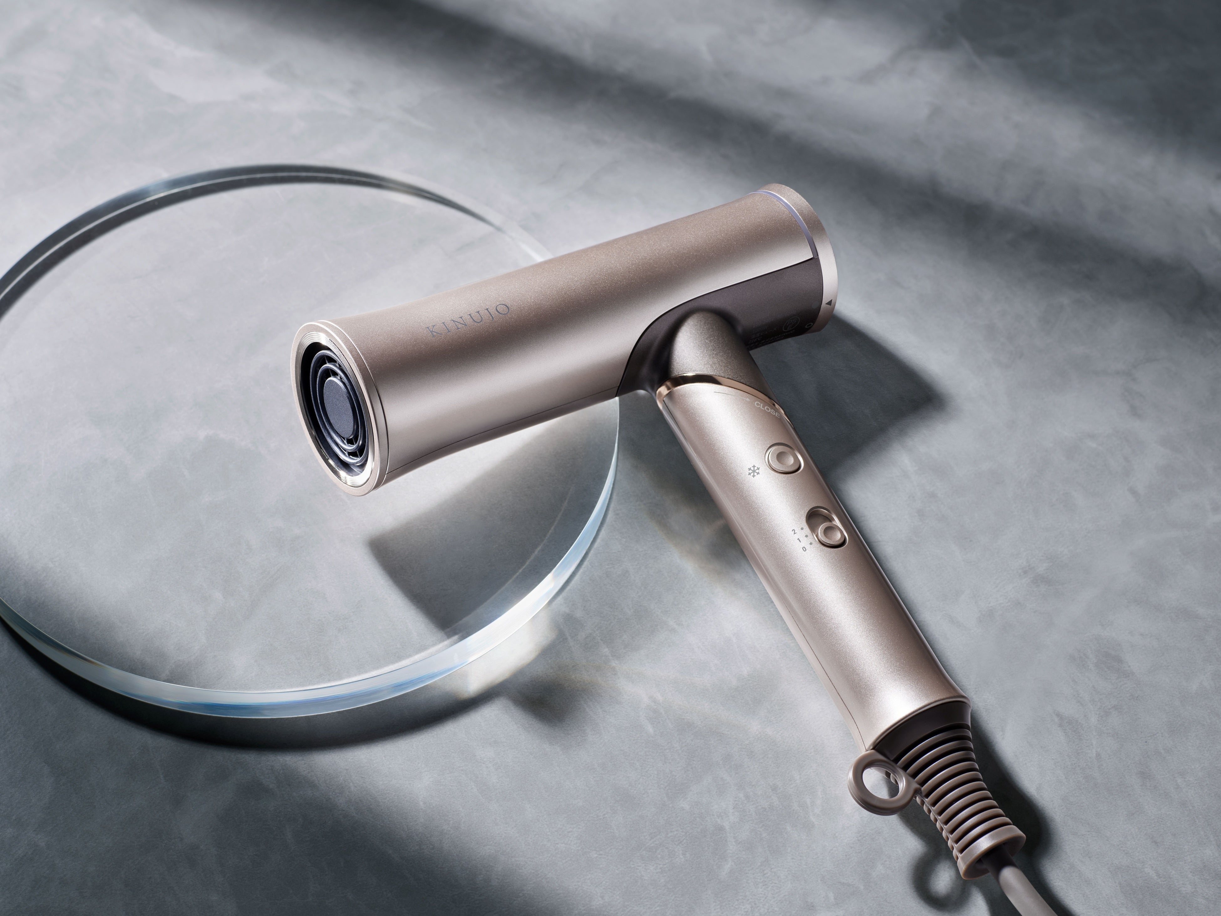 新製品2機種が登場！新ミニアイロン＆海外対応に進化した新ドライヤー