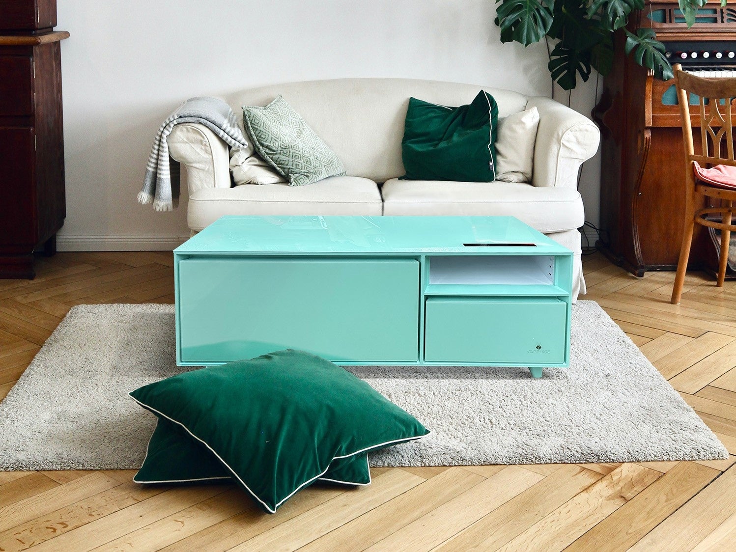 二子玉川 蔦屋家電】ヴィヴィッドカラーの冷蔵庫付きテーブル