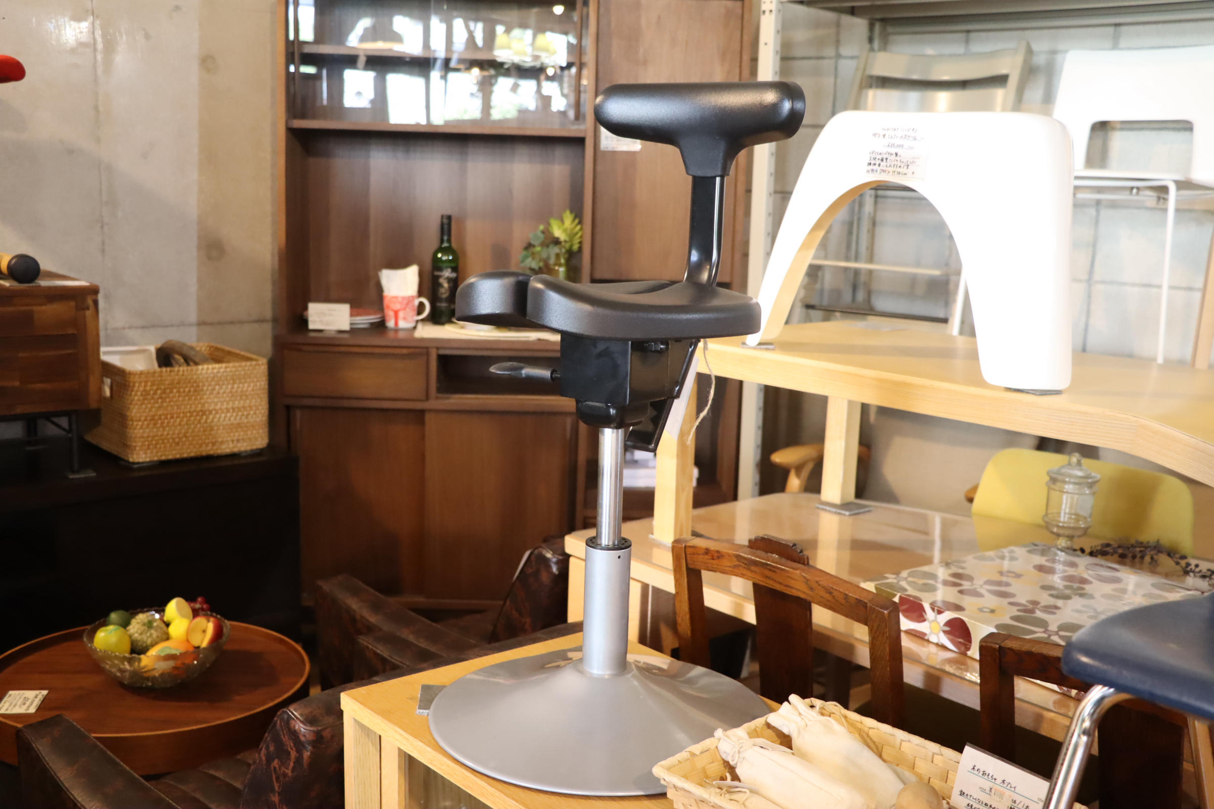 坐骨で座るayur chair(アーユルチェア) ルナ 丸ベースタイプ