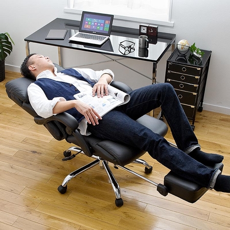 約170°までリクライニング可能！「寝られる」オットマン付きチェアを12