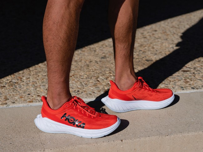 HOKA ONE ONEから、全面リニューアルした長距離ランニング向けカーボン