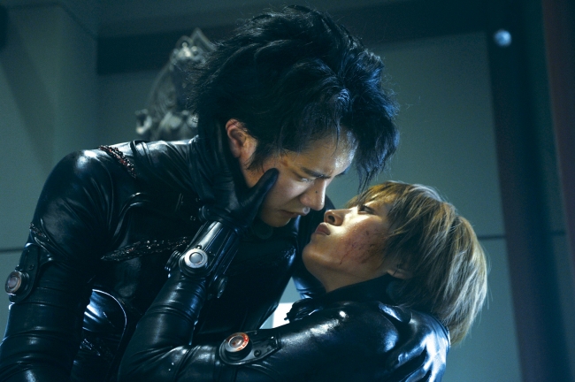 嵐の二宮和也と、個性派俳優の松山ケンイチ主演で贈る