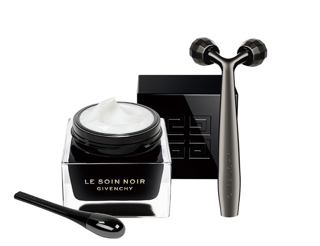 目指したのは、なめらかでハリのある、光を感じさせる肌。ジバンシイ最