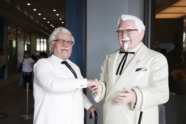 本物！？のKFC創業者カーネル・サンダースの登場で一同騒然！年に一度