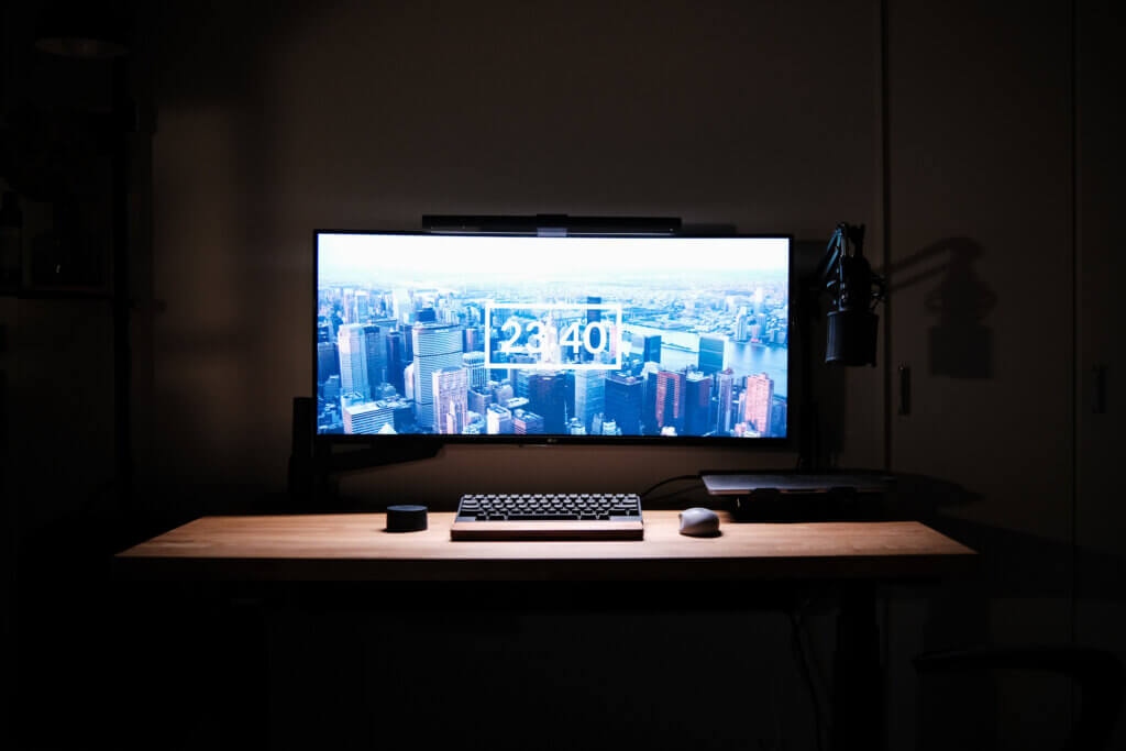 デスク周りを明るく照らす、コスパ最高なモニターライト「XIAOMI