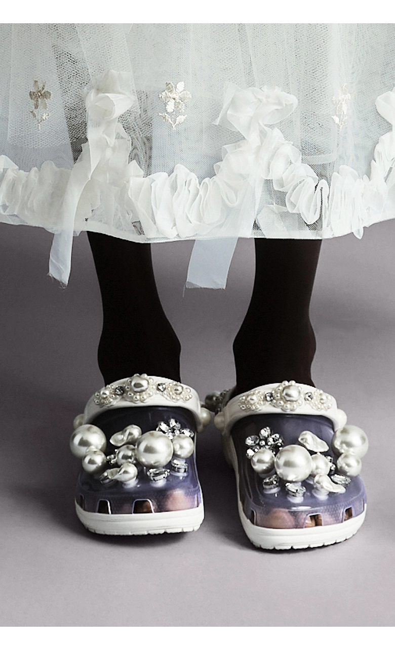 シモーネ ロシャとクロックスによるコラボレーションフットウェアが