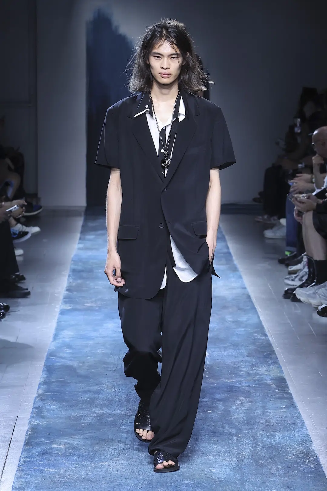 Yohji Yamamoto POUR HOMME 2026年春夏コレクション、“今”への詩的抵抗