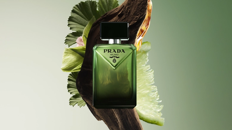 PRADA BEAUTYがトム・ホランドが体現するアンバリーウッディの香りの新