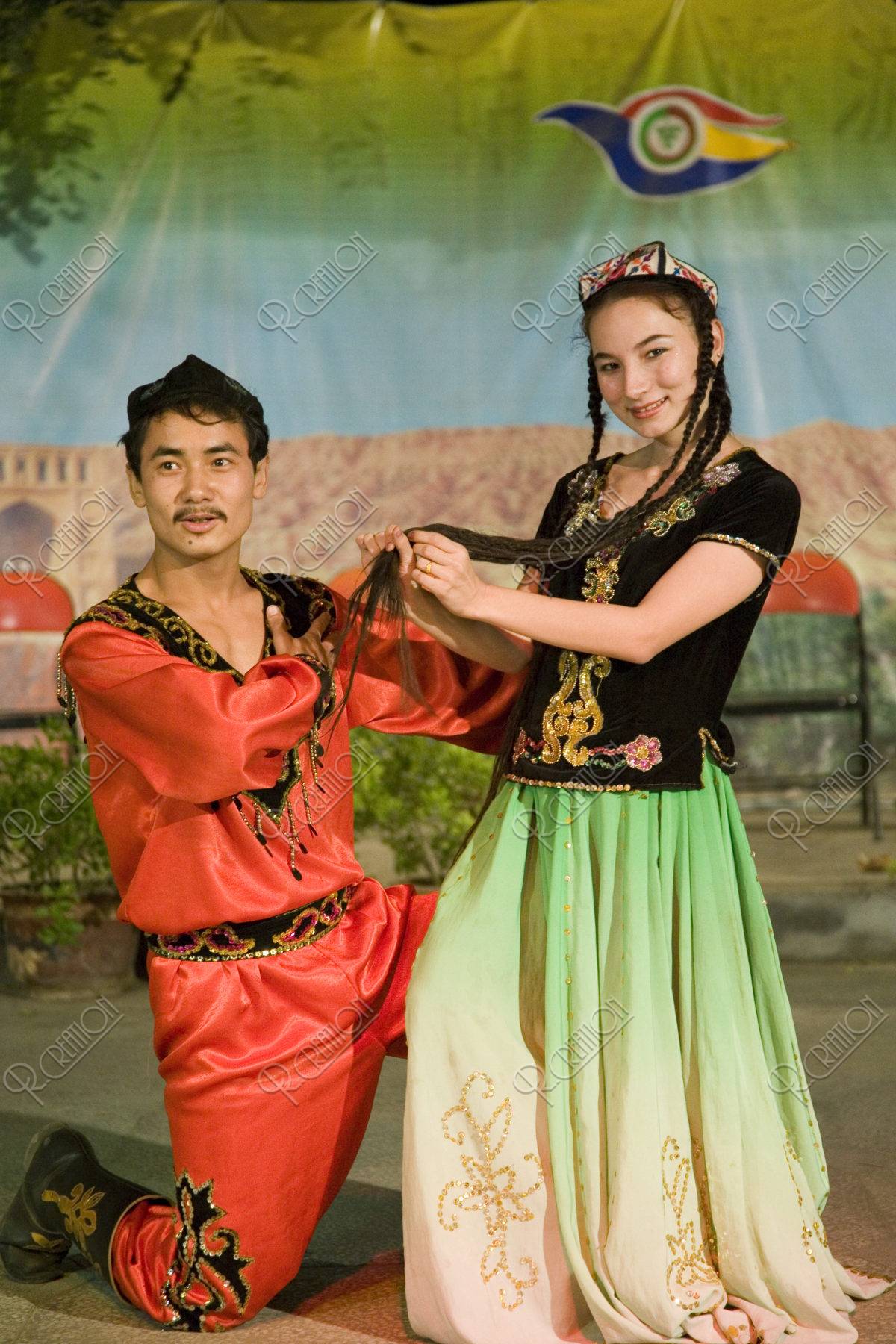 ウイグル族の民族舞踊 | 写真 | アールクリエーション