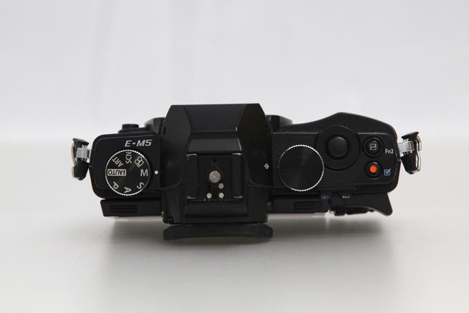 OM-D E-M5 レンズキット シャッター回数 約21100回以下 E061-2P1