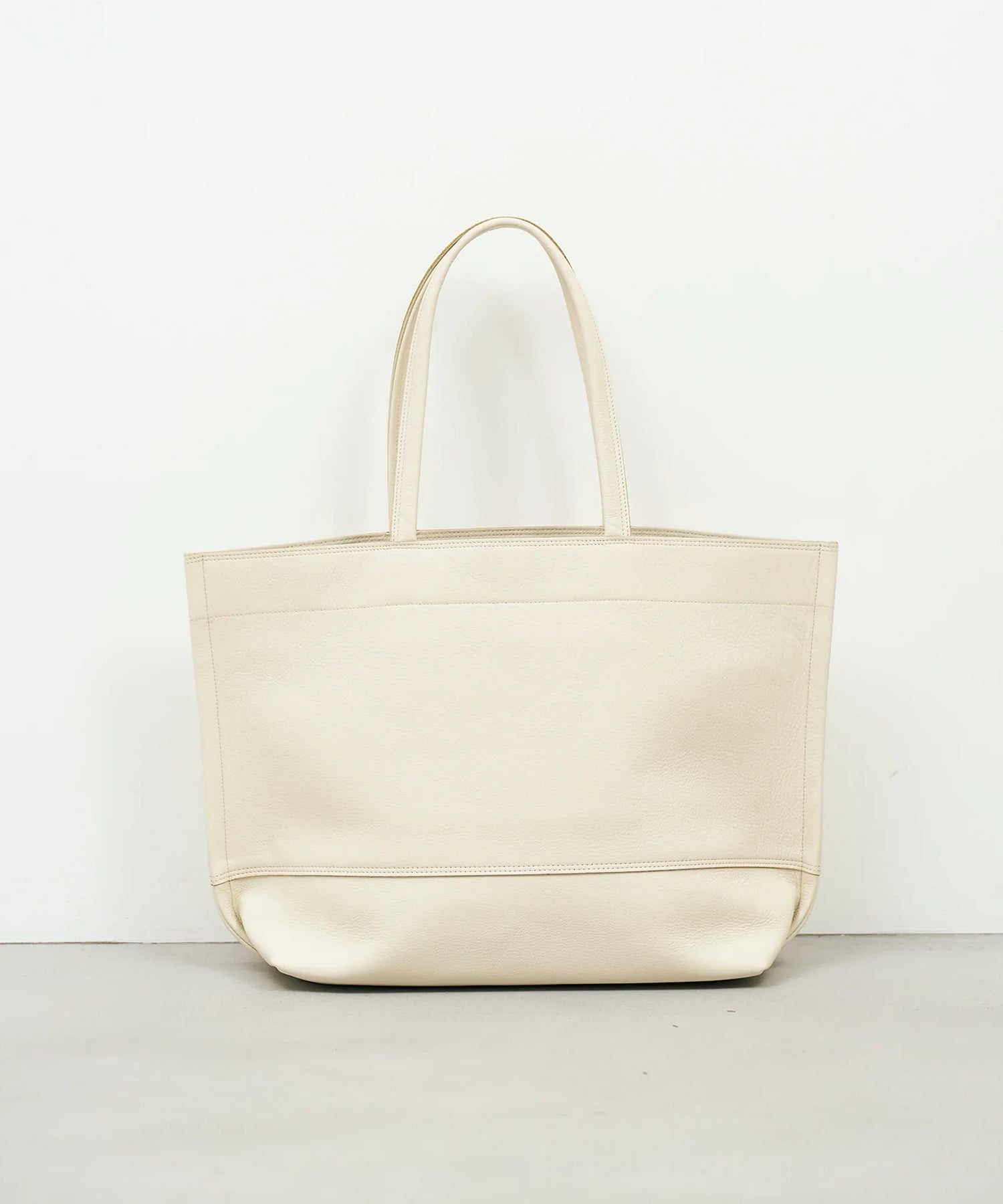 レザートートバッグ》シンプルで軽い、大容量の牛革「ワイドトートL