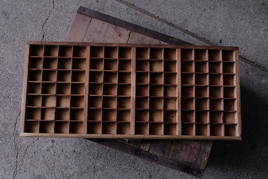イギリスアンティーク 活版プリンタートレイ マス目ケース ①